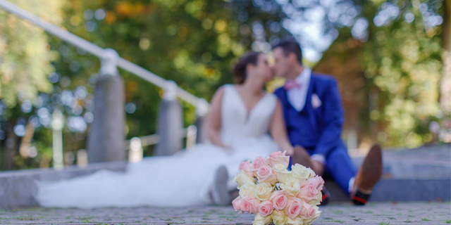 Imagem de de um casal, que acabou de casar sentados